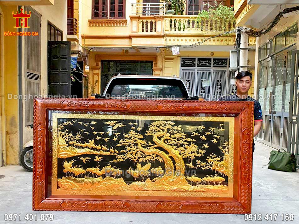 Treo tranh sen hạc bằng đồng mạ vàng 24K tại phòng khách mang đến sự sang trọng và phong thủy tốt